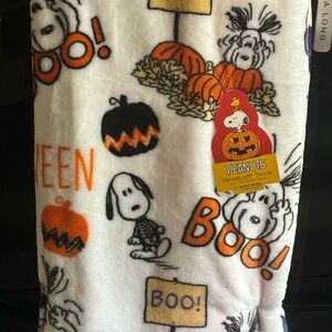 Berkshire snoopy Halloween extra long throw blanket